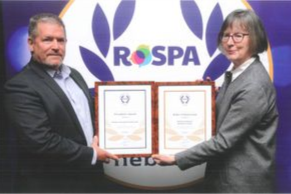 Northern Powergrid employee Ian Cairns accepting ROSPA award